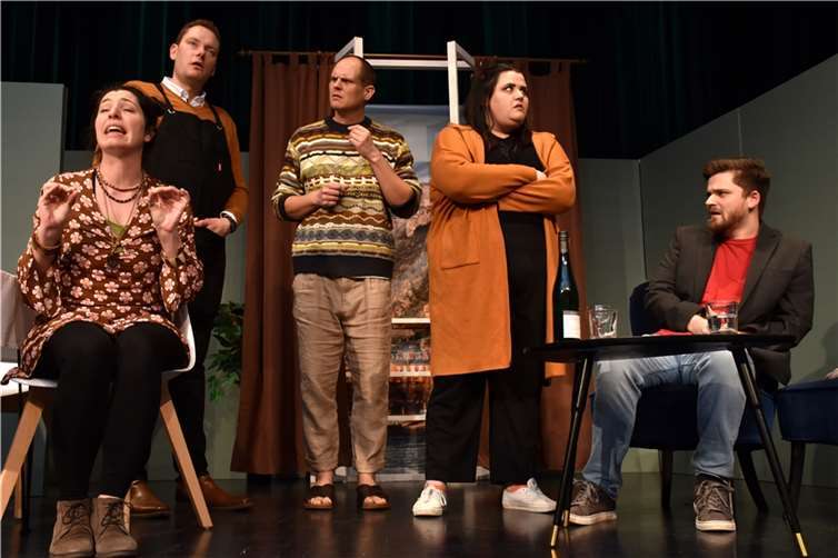 Streitigkeiten gibt es in der Komödie Vegane Bolognese mit Tanja von links Sascha Horst Rabea und Alex. Fotos: HEP