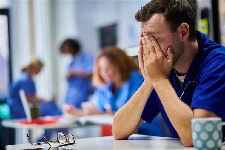 Stress und Überlastung am Arbeitsplatz können das Risiko für Schlafstörungen und Burn-out erhöhen.