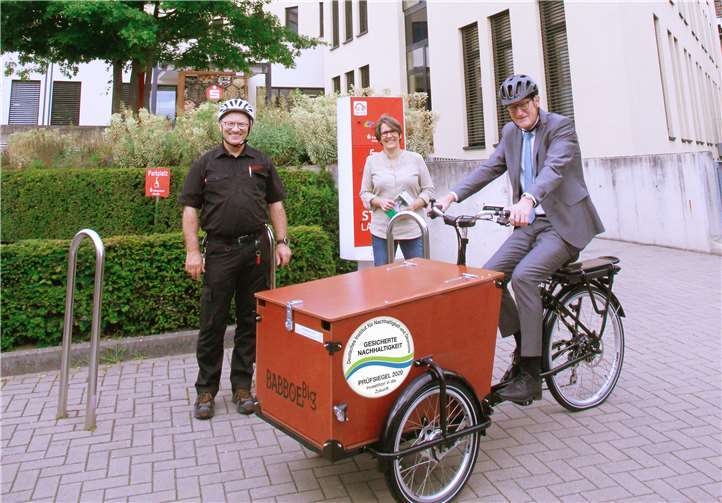 Stress- und staufrei: Dieter Zimmermann (r.), Vorstandsvorsitzender der KSK Ahrweiler, Silke Rothenberger (Mitte), Mobilitätsmanagerin der Stadt Bad Neuenahr-Ahrweiler und Detlef Aßmann (l.), Facility Manager der KSK testen das neue Lastenrad. Foto: privat