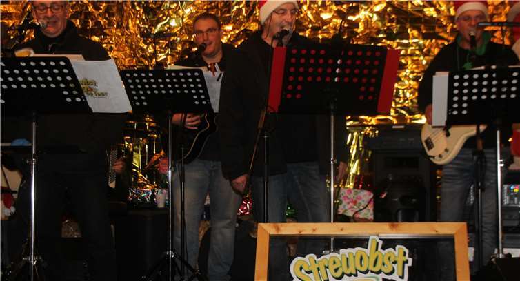 Streuobst - hier einmal mit weihnachtlichen Klängen und Nikolausmützchen begeisterte das Publikum.