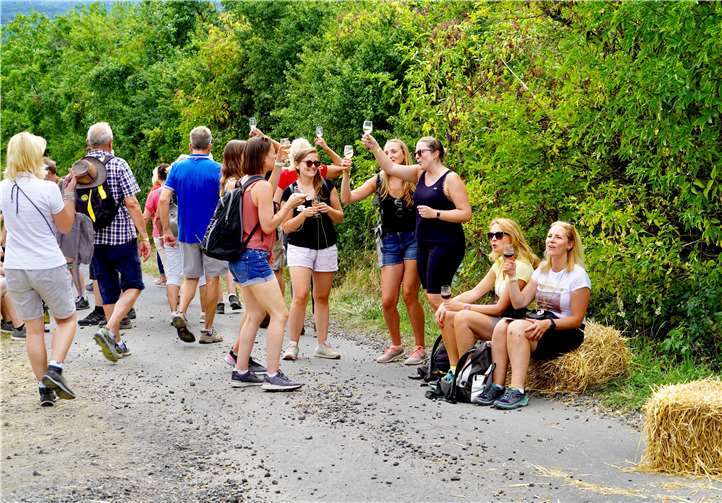Strohballen waren an den Rändern zum Sitzen bereit gestellt.