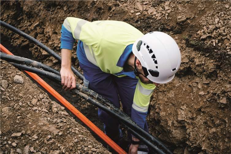Strom-Erdkabel statt Freileitungen - Westnetz verstärkt die Stromnetze im Ahrtal für eine sichere Versorgung.  Foto: Westnetz