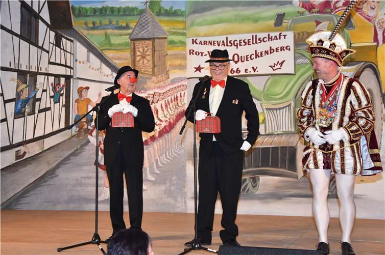 „Strunz un Büggel“ begeisterten mit ihrer Rede als Eisbrecher die Narren. Foto: EICH