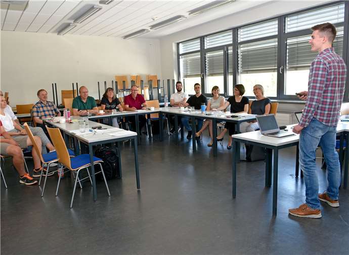 Eine Strategie zur Klimaanpassung für Koblenz? Student Jörn Reißig bei der Präsentation.
