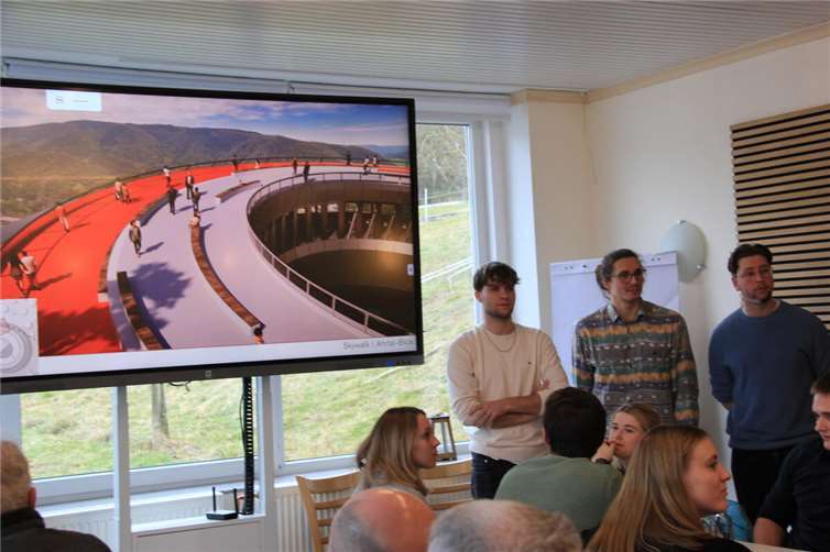 Koblenzer Studenten lassen Fantasie und Kreativität freien Lauf Studenten bei der Vorstellung ihres späteren Siegerprojektes „Orbit Altenahr“.