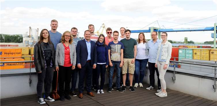 Studenten der Hochschule Koblenz waren zu Besuch im Andernacher Rheinhafen. Foto: Meta Welling