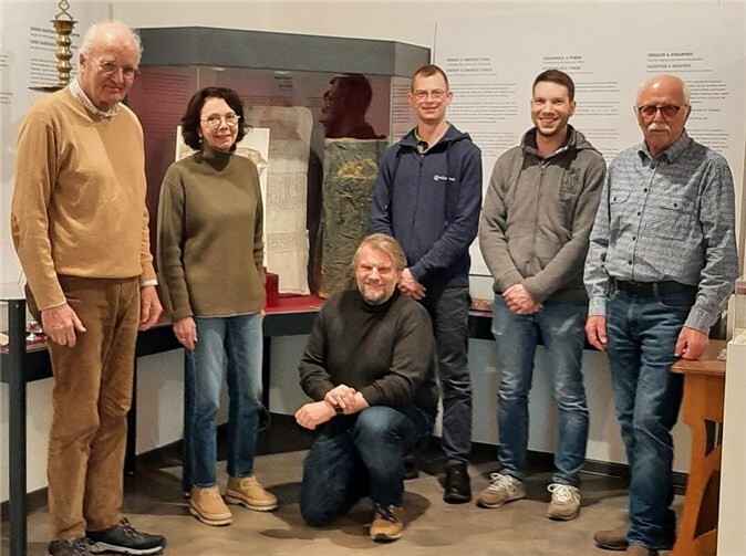 Studenten des Studienhauses St. Lambert mit Begleitperson und Vertretern des Kultur- und Heimatvereins im jüdischen Museum der ehem. Synagoge Niederzissen. Foto: Gisela Reichrath