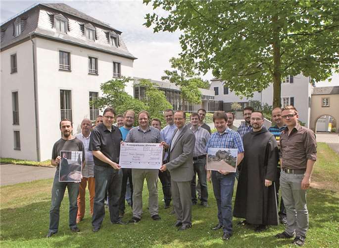 Studenten übergaben zusammen mit Regens Msgr. Dr. Michael Bollig 5.000 Euro an Spiritual Dr. Christian Hartl. privat