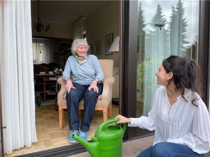 Studentin Amina mit Frau Noll. Quelle: Studierendenwerk Koblenz 