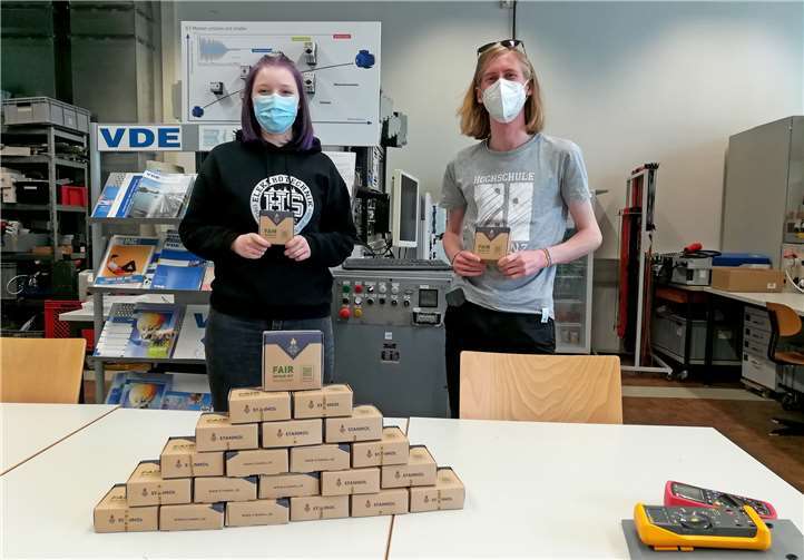 Studentin Hannah Lewentz und Student Sebastian Theisen, die das Projekt MINT-Mobil begleiten, freuen sich sehr über die Sachspende.Fotos: Hochschule Koblenz