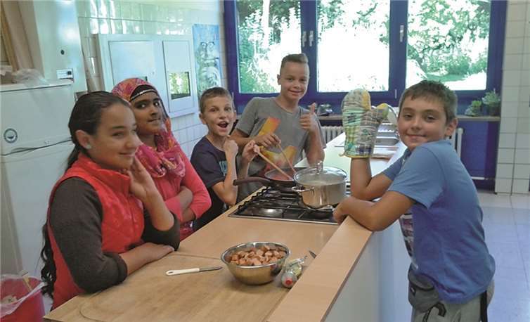 Studentin Lisa Prautzsch zeigte den Kindern, wie man sich gesund ernährt.  Privat