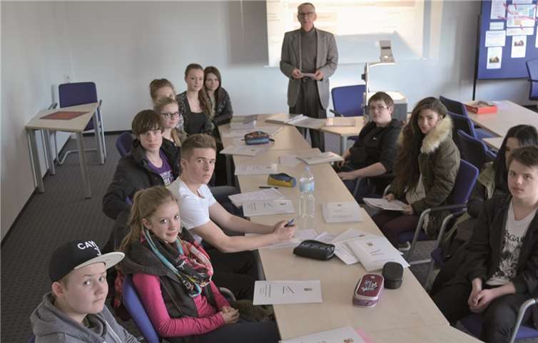 Studiendirektor Plag informierte die Schüler über die Chancen der dualen Berufsausbildung.privat