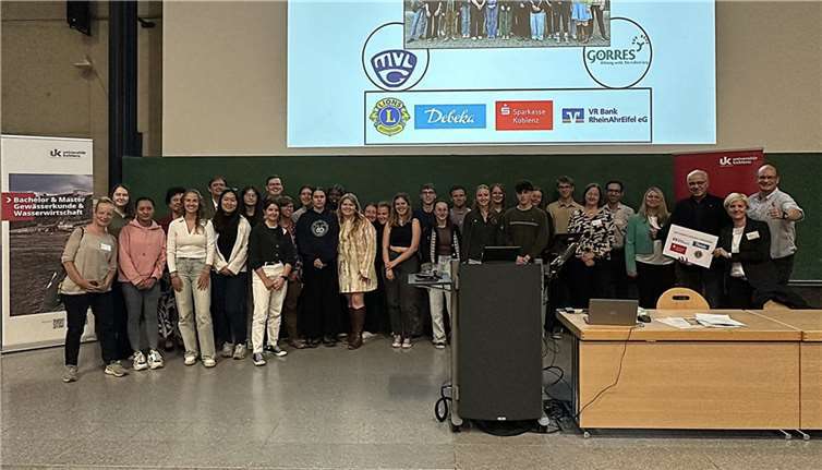Studiendirektorin Cordula Mauch (Görres-Gymnasium, 2.v.r.) und Studiendirektor Ruben Keuchel (Max-von-Laue-Gymnasium, re.) bedanken sich bei den anwesenden Förderern des Camps, Jürgen Scholz (Vorsitzender des Fördervereins der Lions Clubs aus Koblenz und Vallendar, 3.v.r.) und Yvonne Snoussi (Debeka, 4.v.r.) sowie bei Daniel Volz (Zentrum für Lehrerbildung, 5.v.r.), PD Dr. Carola Winkelmann (Universität Koblenz, 6.v.r.), ihren Schulleitern Dr. Ute Mittelberg (Görres-Gymnasium, 4.v.l.) und Dr. Frank Zimmerschied (Max-von-Laue-Gymnasium, 6.v.l.), den Vertretern des MINT-EC, Ulrike Sweetwood, (Stellvertretende Geschäftsführerin, li.) und Jule Wahl (MINT-EC-Alumni, 5.v.l.) in Anwesenheit aller 20 am MINT-EC-Camp teilnehmenden Schülerinnen und Schülern.  Foto: Universität Koblenz