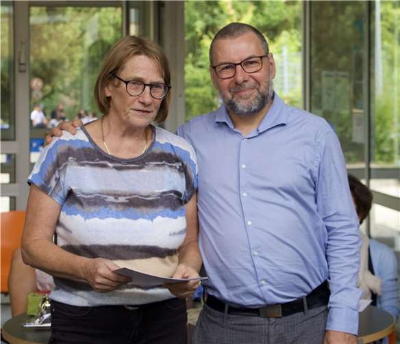 Studiendirektorin Ulrike Tersch wurde von Schulleiter Michael Sexauer in den Ruhestand verabschiedet.  Fotos: privat
