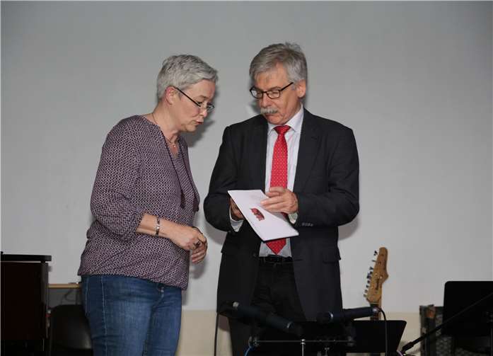 Studienrätin Sabine Gerlach nimmt aus den Händen von Hendrik Immel die Ernennungsurkunde zur Oberstudienrätin entgegen.