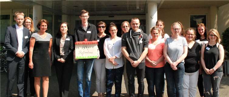 Studienrat Sven Schwarz (v. l.), Studienreferendarin Ute Lobb, Nicole Westig (MdB), Studienrätin Anja Weischedel und die Pflegeschülerinnen und -schüler diskutiert in Bad Honnef über die Reform der Pflegeausbildung.  H. Schwarz
