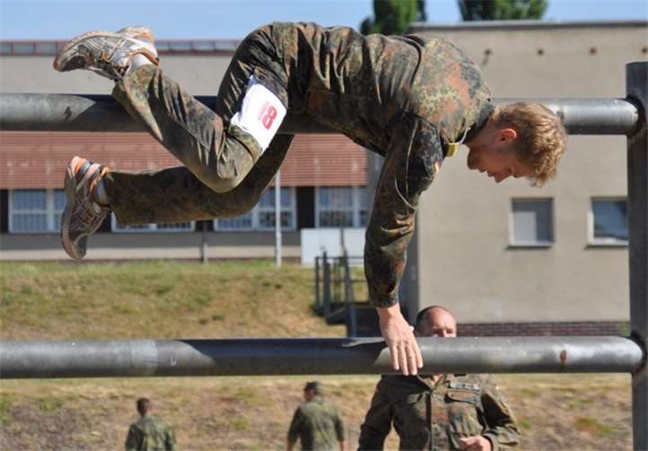 Studienrat und Oberleutnant zur See Björn Junge auf der Hindernisbahn.privat