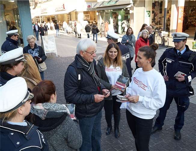 Studierende, Polizeibeamte und Vertreter des Ordnungsamtes Koblenz verteilten Informationsmaterialien an Passanten in der Koblenzer Innenstadt. Ministerium des Innern, für Sport und Infrastruktur