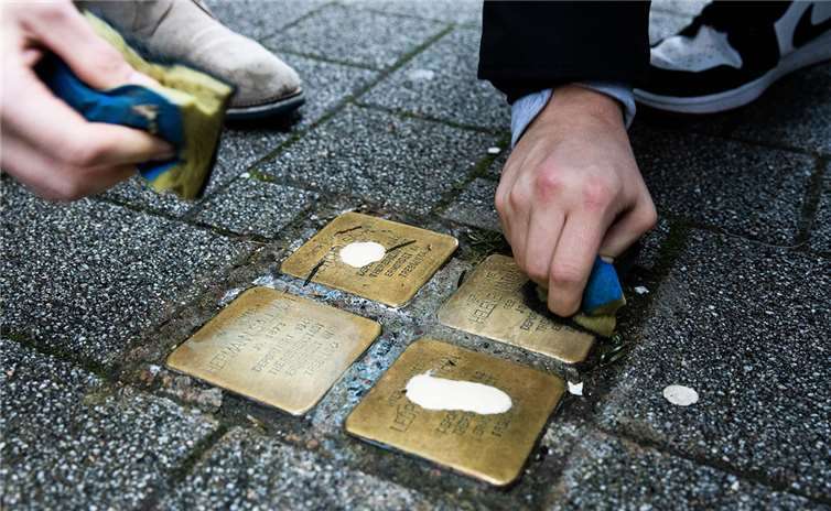Studierende der WHU – Otto Beisheim School of Management reinigten in Zweierteams die „Stolpersteine“ in Vallendar. Foto: privat