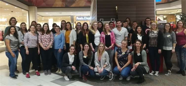 Studierende des Lehramts für Grundschulpädagogik der Universität Koblenz erhielten die Chance, ihre unter fachlichen Gesichtspunkten geplanten Projekte zum Motto „Kinder als Urzeitforscher“ mit den wissbegierigen und staunenden Kindern zu erproben.privat