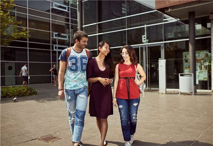 Studierende des RHeinAhrCampus im Innenhof.Felix Will