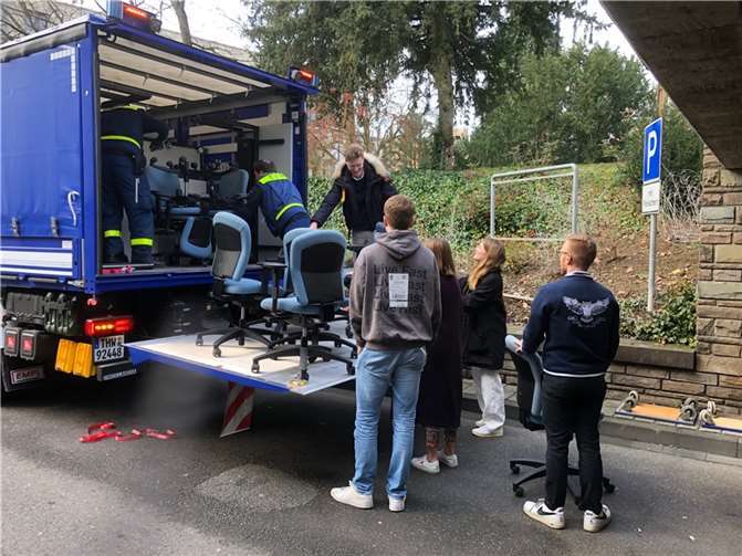 Studierende helfen beim Transport der Möbel. Foto: privat