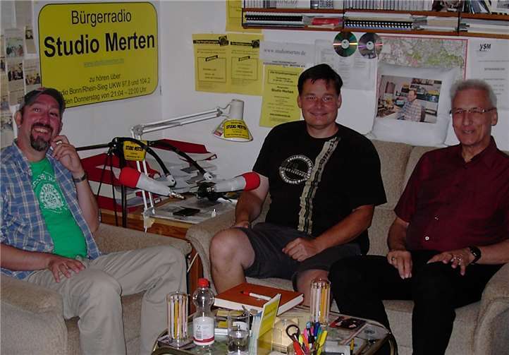 Studiofoto v.l.: Tobias Zoprowski, Stephan Stöcker mit Moderator Karl Brenig.privat