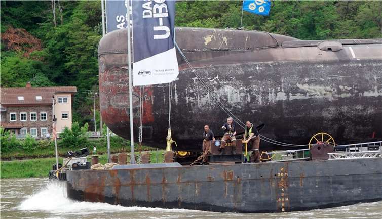 Stück für Stück bahnte sich das U-Boot seinen Weg durch den Rhein.