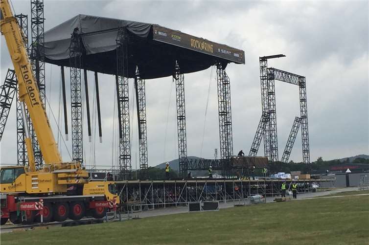 Stück für Stück entstehen die Bühnen für die Konzerte.