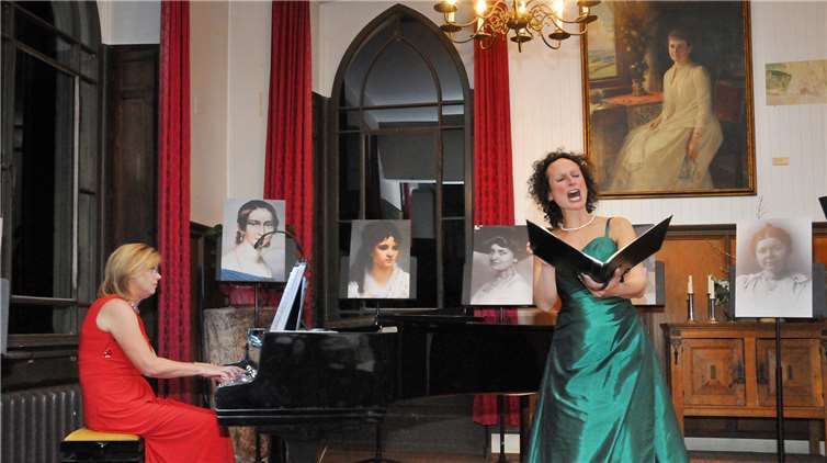 Stücke von sechs Komponistinnen präsentierte das Tschida-Ensemble in Sinziger Schloss.-RASCH-