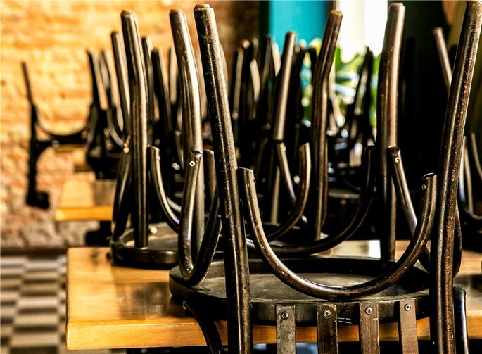 Stühle hoch: Kaum eine Branche ist so stark von den Corona-Einschränkungen betroffen wie die Gastronomie und Hotellerie. Die Gewerkschaft NGG fordert Hygienepläne und Gefährdungsbeurteilungen, bevor Lokale wieder öffnen. Foto: NGG