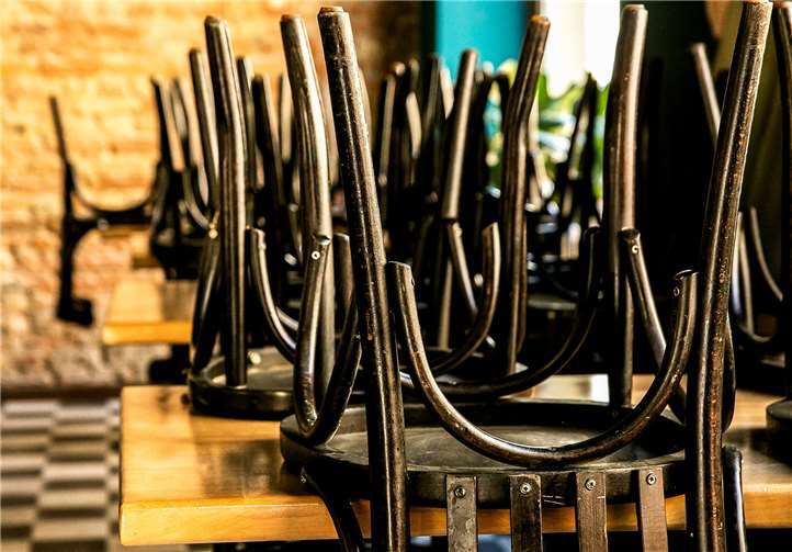 Stühle hoch: Kaum eine Branche ist so stark von den Corona-Einschränkungen betroffen wie die Gastronomie und Hotellerie. Die Gewerkschaft NGG fordert Hygienepläne und Gefährdungsbeurteilungen, bevor Lokale wieder öffnen.Foto: NGG