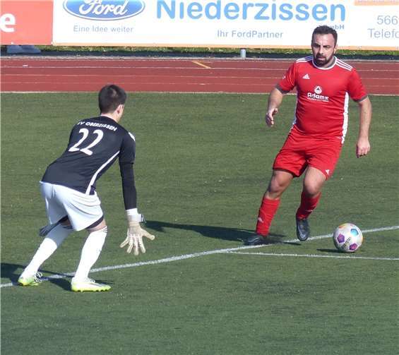 Stürmer Ertan Akdemir von der SG Niederzissen/Wehr im Duell mit SVO Keeper Dünker. Quelle: SG Niederzissen/Wehr