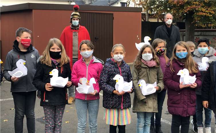 Stufenweise kamen die Kinder mit ihren Laternen auf den Schulhof.