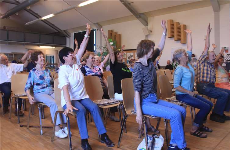 Stuhlgymnastik und andere Techniken für Geist und Körper wurden gezeigt.privat