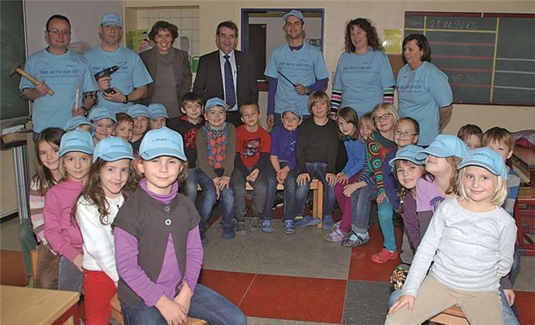 Stuhlkreisbänke ermöglichen offenes Lernen in der Sankt Sebastianus-Grundschule in Ellenz-Poltersdorf (v.l.n.r.): Dirk Brück und Christian Arens vom Förderverein der Grundschule, RWE-Kommunalbetreuerin Beatrix Ziegler, Bürgermeister Helmut Probst, RWE-Pate Patrick Ley, Klassenlehrerin Silvia Halbleib und Rektorin Hiltrud Thiel.privat