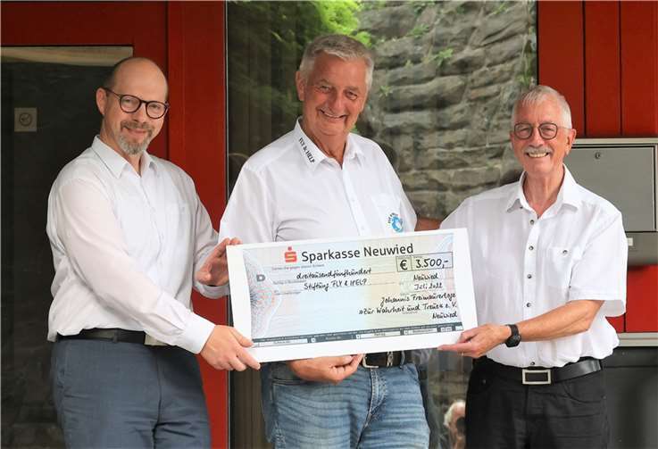 Stuhlmeister Stefan Lehnhardt (li.) und Schatzmeister Karl-Heinz Kern (re.) übergaben den Scheck an Reiner Meutsch für Fly&Help.  Foto: privat