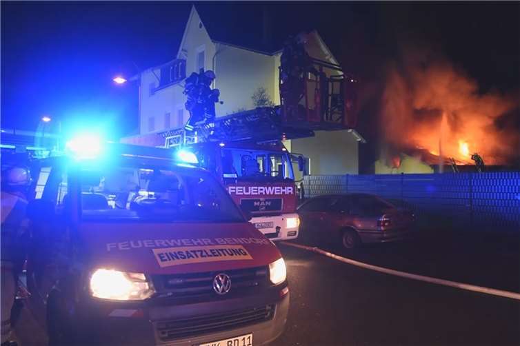Stundenlang löschten die Feuerwehrleute Brand und Glutnester.