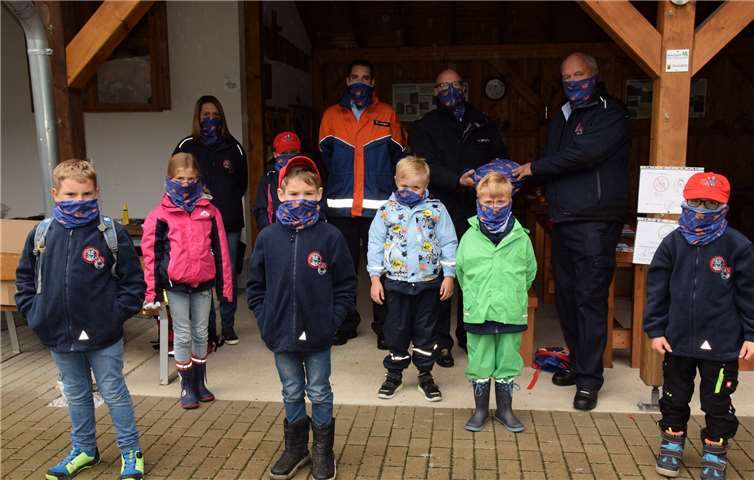 Stv. Kreisfeuerwehrverbandsvorsitzender Marc Gerolstein und Kreisjugendfeuerwehrwart Matthias Lemgen übergaben die Multifunktionstücher an die Kinder und Betreuer/innen der Bambinifeuerwehr VG Puderbach.