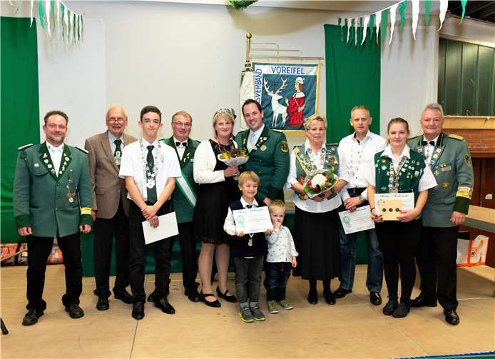 Stv. Schießmeister Andreas Schwarz, stv. Bürgermeister Claus Wehage, Bez.-Schülerprinz Manuel Bertram, stv. Bez.-Bundesmeister Severin Schmitz, Bez.-Königspaar Anne und Hendrik Beer, dahinter Standartenträger André Zavelberg, Bez.-Liesel Evelyn Mros, Bez.-Bürgerkönig Julian Reiser, Bez.-Prinzessin Johanna Schiffer, Bez. Bundesmeister Walter Honerbach. Vorne: Bez.-Bambiniprinz Florian Klein und Emilian Beer, Sohn des Königspaares.Fotos: EICH