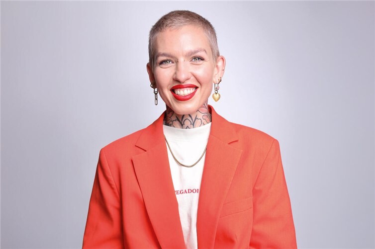 Stylistin Lena Sophie Kauf räumt mit sechs verbreiteten Mythen rund um die Haarpflege auf und gibt Tipps für die Haarwäsche.