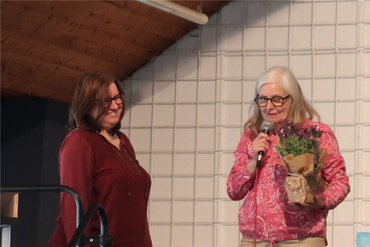 Suanne Bischoff (links) stellt den Frauennotruf Neuwied vor, der auch den Spendenerlös der Veranstaltung erhalten soll.Ortsbürgermeisterin Monika Kukla bedankt sich.