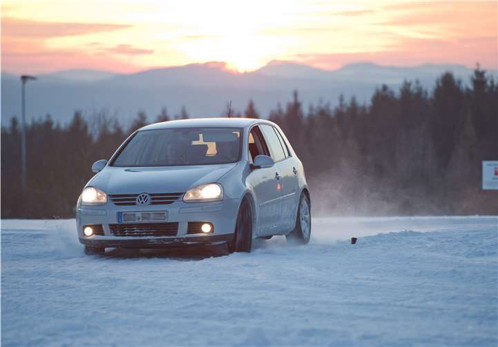 Suchen Sie noch ein Weihnachtsgeschenk. Ein Fahrsicherheitstraining wäre doch was! Hier werden sie auf die unterschiedlichsten Gefahrensituationen vorbereitet. auto motor und sport