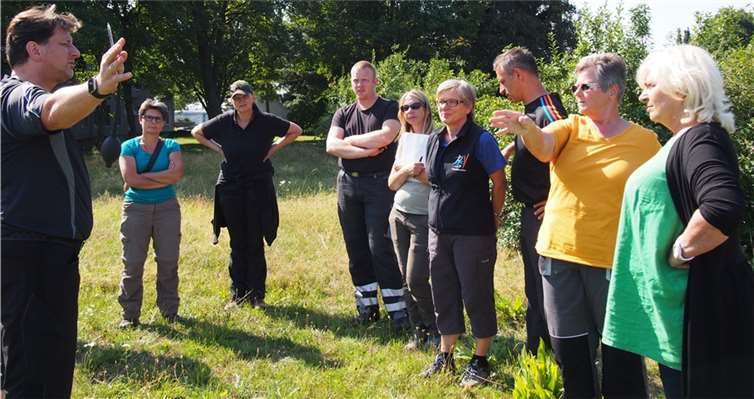 Suchhundeausbilder Rüdiger Orth von „Finderwille“ bespricht mit den Teilnehmern die anstehenden Übungen. Fotos: UBU
