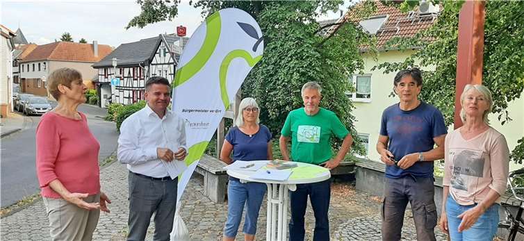 Suchten das Gespräch mit Bürgermeister Holger Jung (2. von links): Lüftelberger Bürgerinnen und Bürger am Schall-von-Bell-Denkmal. Quelle: Stadt Meckenheim