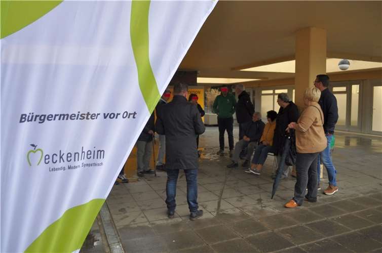 Suchten das Gespräch mit Bürgermeister Holger Jung: Bürgerinnen und Bürger in der Heroldpasse in Merl. Foto: Stadt Meckenheim