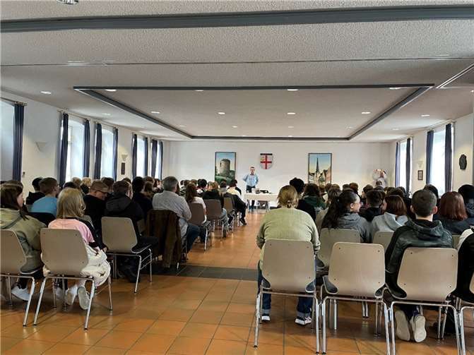 Suchtprävention und Hoffnung: Hermann Wenning spricht vor Schülern in Kaisersesch. Foto: Ira Gerhartz/Caritasverband Mosel-Eifel-Hunsrück e.V.