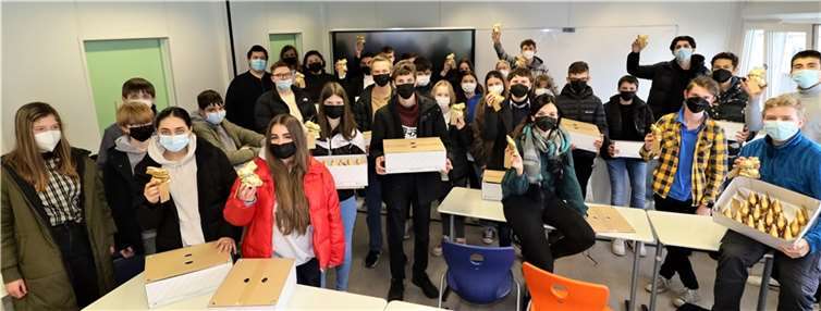 Süße Grüße – Die Schüler*innen der Fairtrade-AG bereiten gemeinsam mit Unterstützung einiger SV- und Oberstufenschüler*innen sowie ihrer Lehrerin Katja Scholl die Osterhasenaktion vor. Quelle: Are-Gymnasium