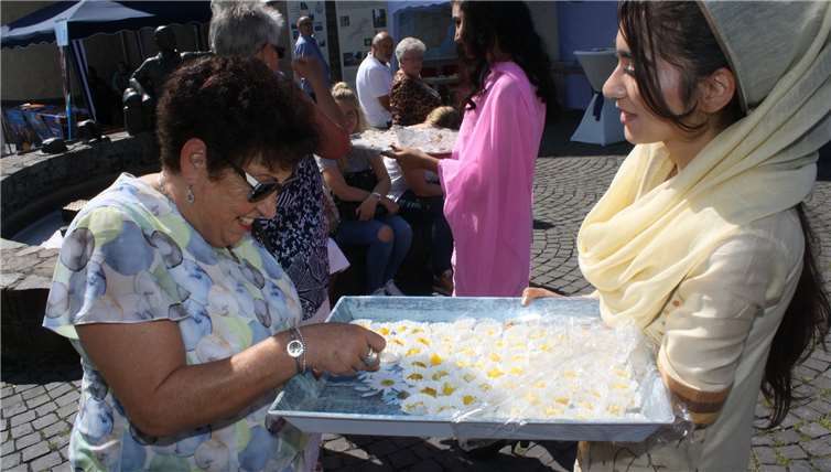 Süße Leckerbissen aus dem arabischen Raum.Die erfreuten Festbesucher griffen gerne zu.