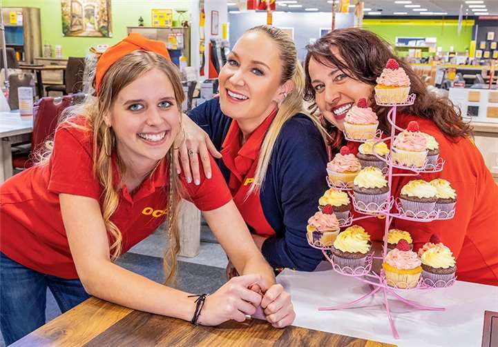 Süßes Dreamteam: Die Darstellerinnen der POCO-Serie „Janine – Mein Platz im Leben“: v.li. Nelli Kassem, Janine Kunze und Frigga Schmidt-Schmitt.Quelle: POCO-Einrichtungsmärkte